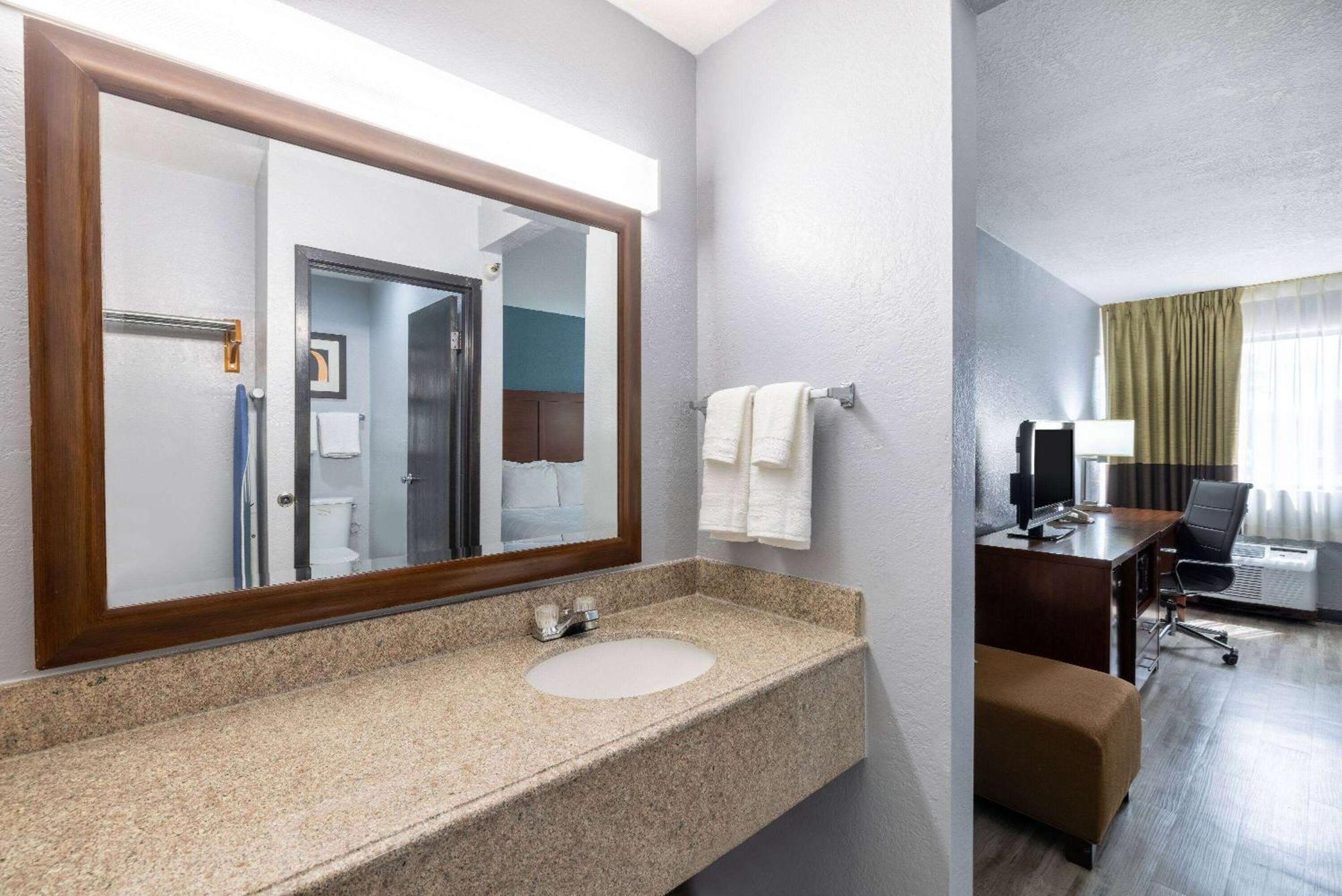 Travelodge By Wyndham Brooklyn Center Eksteriør bilde