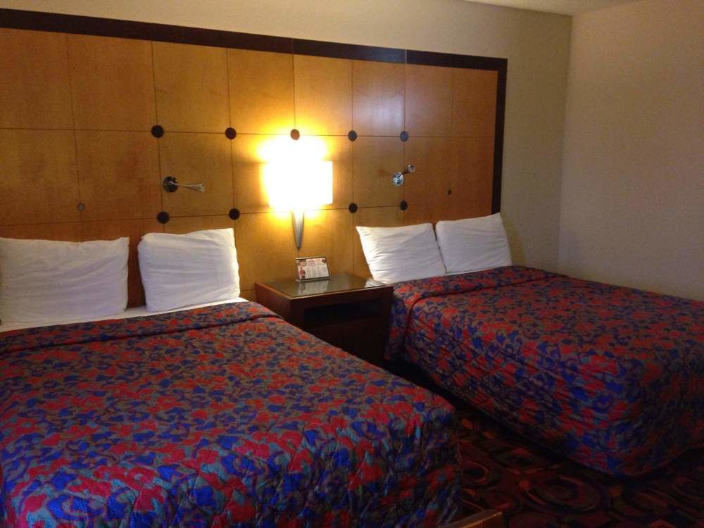 Travelodge By Wyndham Brooklyn Center Eksteriør bilde